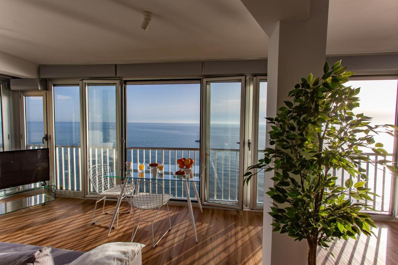 Panoramic Sea Views *